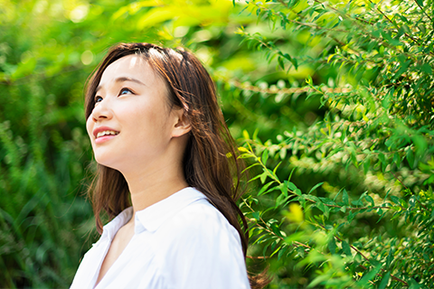 森林にいる女性