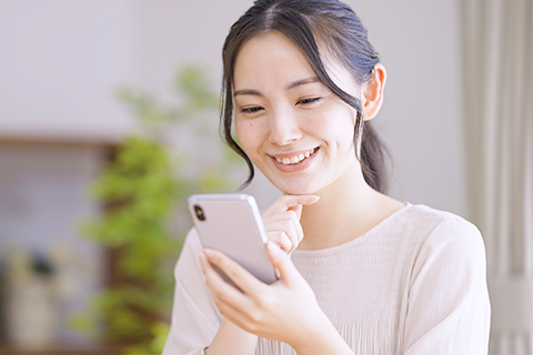 スマートフォンを眺める女性